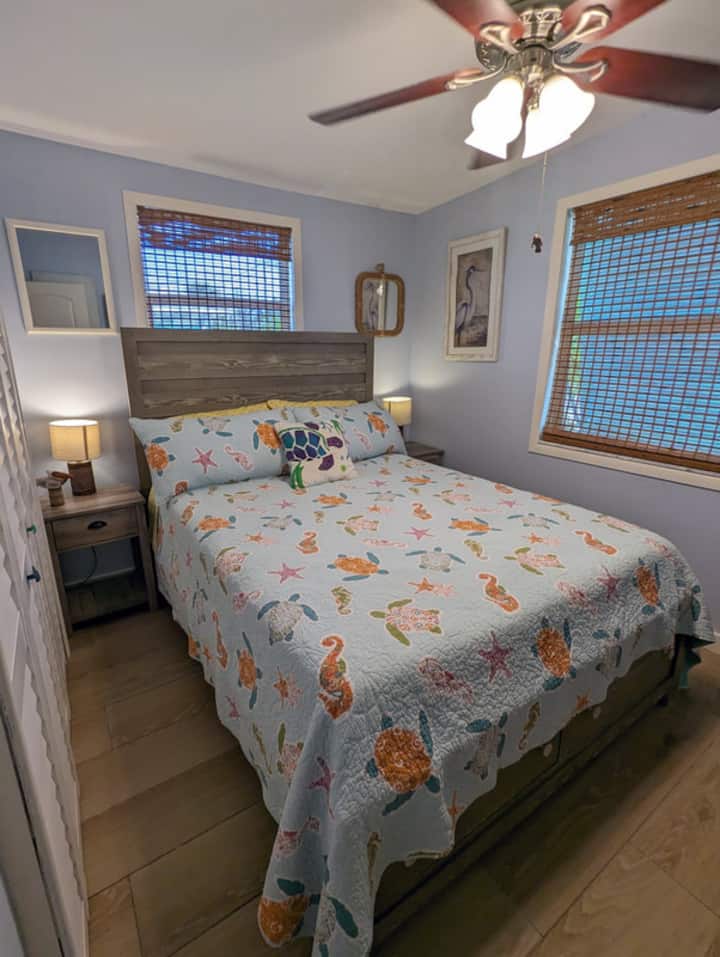 Chumba cha pili cha kulala kina kitanda cha ukubwa wa malkia, vyombo vya mapambo, kabati kubwa. 