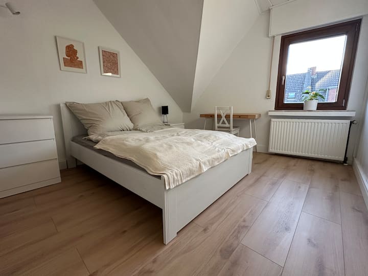 La cama tiene 1,40 de ancho. 