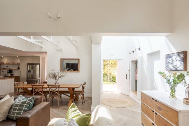 Beautiful Family Retreat in the Constantia Valley gallery image 5