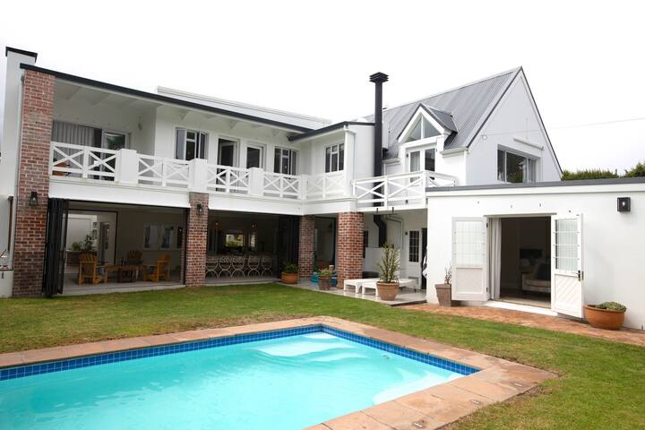 Beautiful Family Retreat in the Constantia Valley gallery image 4