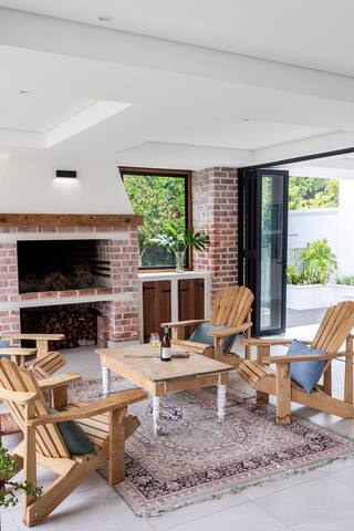 Beautiful Family Retreat in the Constantia Valley gallery image 2