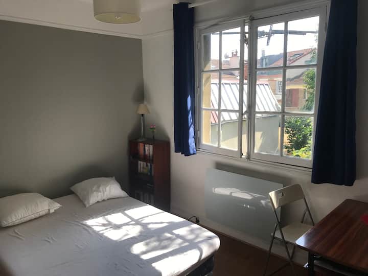 Двойно легло с 2 - ра спалня с градинско бюро/ Двойна спалня с бюро над градината