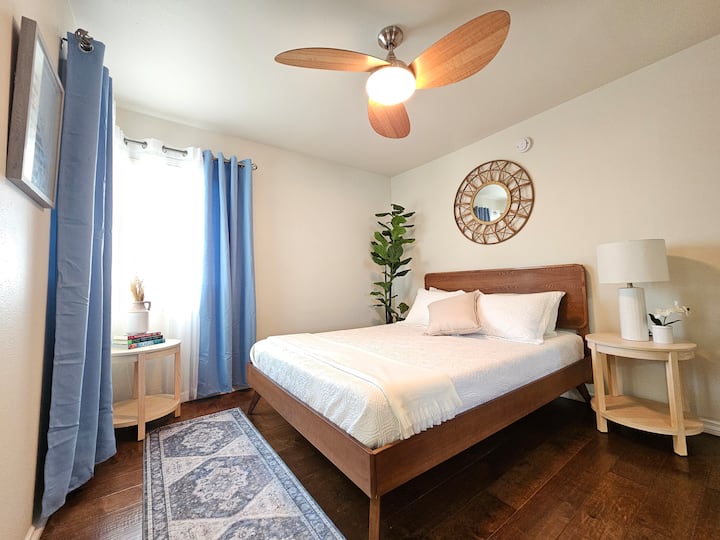 Con un baño completo en la suite, este dormitorio bellamente decorado ofrece un lujoso colchón de espuma viscoelástica de 10 pulgadas con sábanas de primera calidad, un armario espacioso y un ambiente sereno.