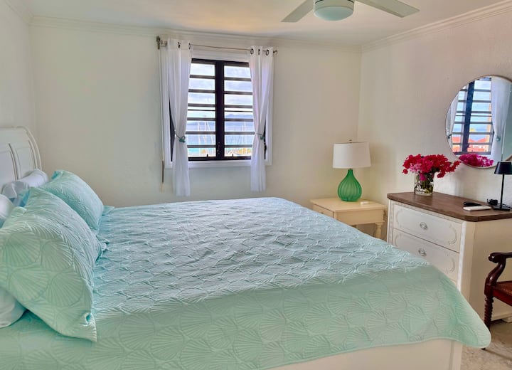 מיטת קינג סייז - חדשה לגמרי ובחדר השינה הראשי. 