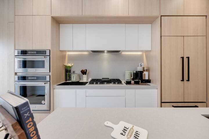 Luxury 4BD | Trinity Bellwoods | Private Parking gallery image 5