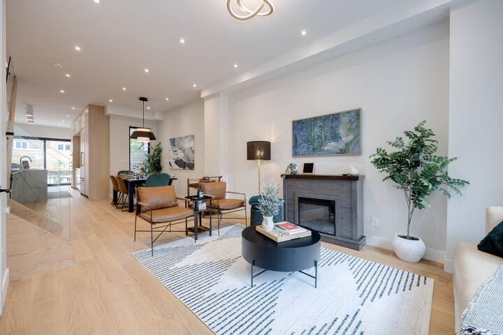 Luxury 4BD | Trinity Bellwoods | Private Parking gallery image 2
