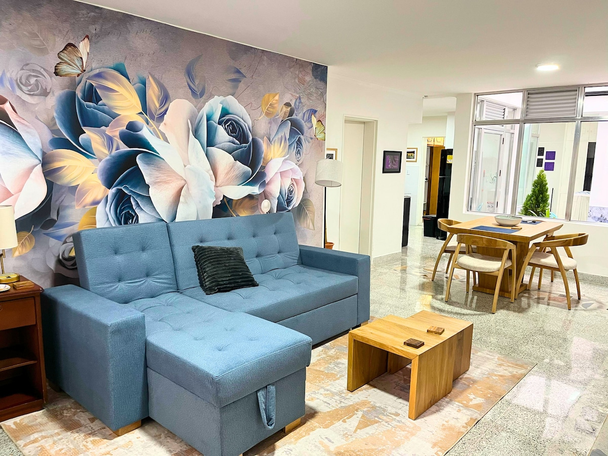 Comfortable and spacious living room with double sofa bed!