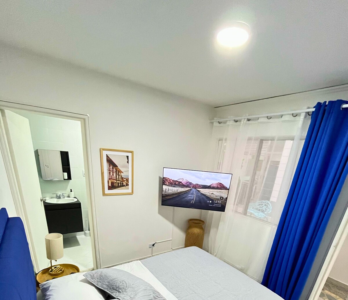 Comfortable room with double bed, private bathroom and Smart tv!
