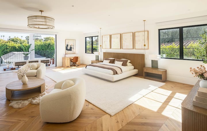 Villa Royale by LuxJB. New, 39,000 Sqft, 9 bedroom Mega Mansion in Beverly Hills Flats. Pickleball & Basketball Courts, Mini Golf, Wellness Lounge w Sauna & Steam Room.