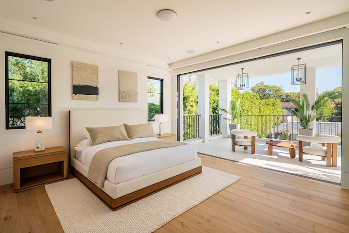 Villa Royale by LuxJB. New, 39,000 Sqft, 9 bedroom Mega Mansion in Beverly Hills Flats. Pickleball & Basketball Courts, Mini Golf, Wellness Lounge w Sauna & Steam Room.