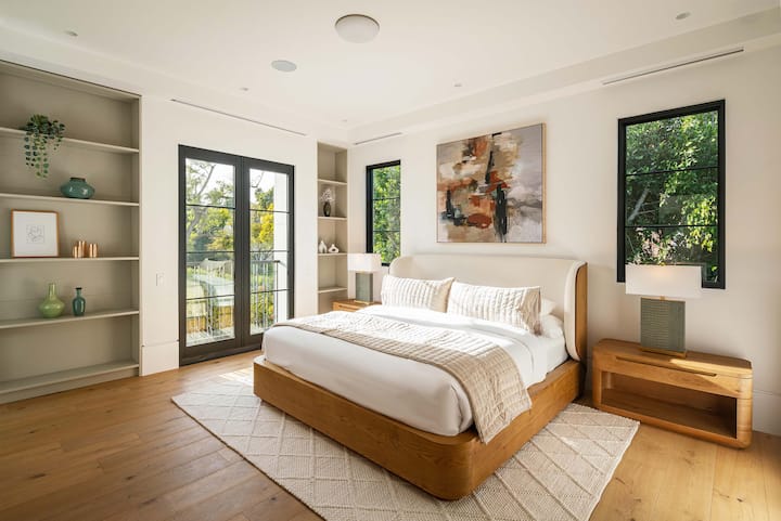 Villa Royale by LuxJB. New, 39,000 Sqft, 9 bedroom Mega Mansion in Beverly Hills Flats. Pickleball & Basketball Courts, Mini Golf, Wellness Lounge w Sauna & Steam Room.
