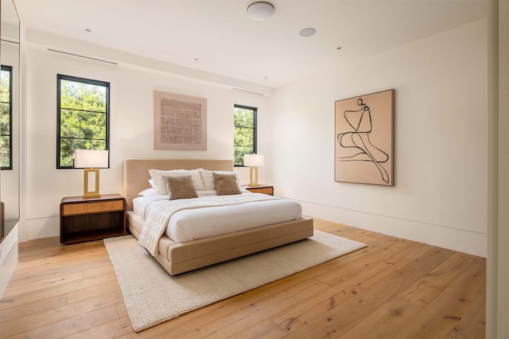 Villa Royale by LuxJB. New, 39,000 Sqft, 9 bedroom Mega Mansion in Beverly Hills Flats. Pickleball & Basketball Courts, Mini Golf, Wellness Lounge w Sauna & Steam Room.