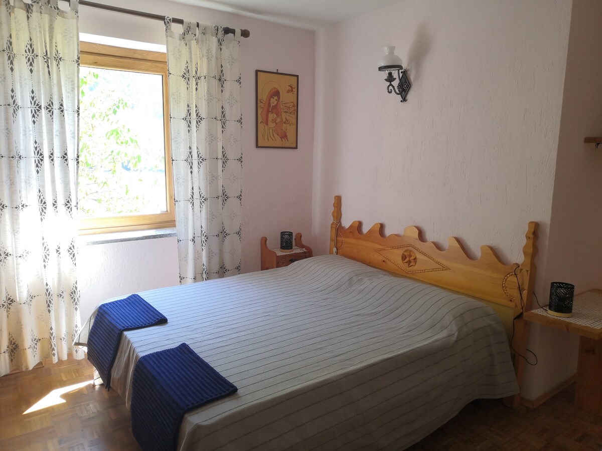 საძინებელი დიდი ზომის და ერთადგილიანი საწოლით (90x200)