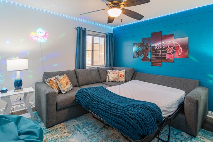 Opustite se na plišanoj konvertibilnoj sofi dok uživate u filmu na velikom zaslonu. S elegantnim plavim detaljima i ugodnom atmosferom, ovaj se prostor u svega nekoliko sekundi pretvara iz elegantnog salona u udobno utočište za spavanje. Savršeno mjesto za opuštanje, punjenje baterije i uživanje!