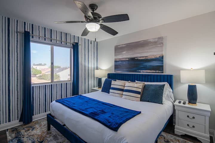 Spavaća soba s plišanim bračnim krevetom, elegantnim plavim detaljima i ugodnim ambijentom. Opustite se uz pametni TV, mekanu posteljinu i prirodno svjetlo. 