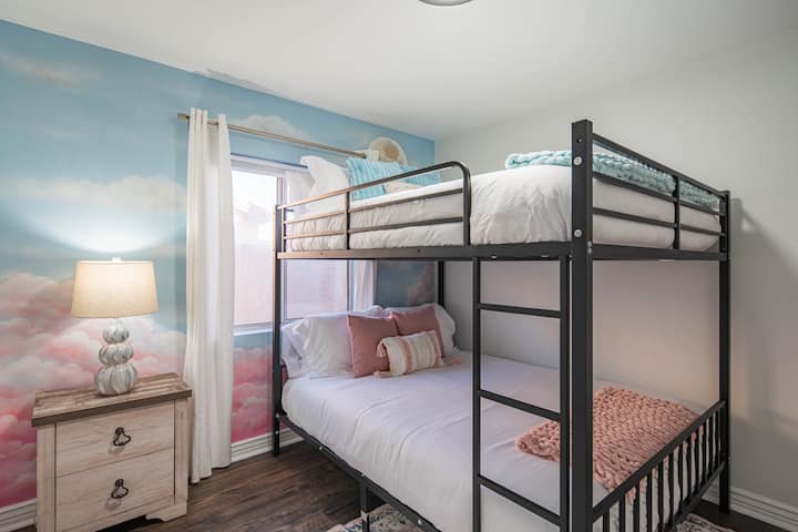 Udobna spavaća soba s bračnim krevetima na kat s dovoljno ambijentalnog svjetla i prekrasnim muralom za opuštanje. U spavaćoj sobi nalazi se i pametni TV za opuštanje i opuštanje. Ova se spavaća soba nalazi u prizemlju i do nje se može lako doći. 