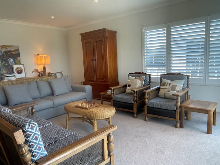 Lake Family Getaway With Lake & Mountain Views - Taupo