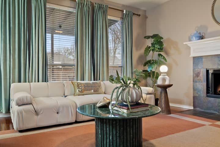 Centrally Located 4bd | Cozy Home W/ Pool Table - Frisco, TX