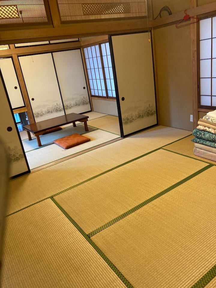Između Utsuba
Soba u japanskom stilu sa 6 tatami prostirki i 8 tatami prostirki.
Može se odvojiti fusumom.Futoni se mogu postaviti za najviše 7 osoba.Dostupno je hlađenje. Dostupan je ventilator
Zimi je na raspolaganju grijalica s ventilatorom.