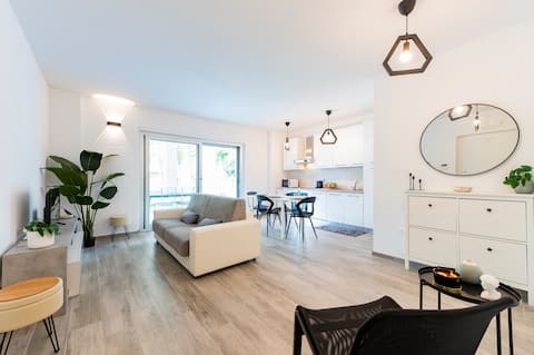 GuestHost - Seaside Retreat W/ Balconies & Parking