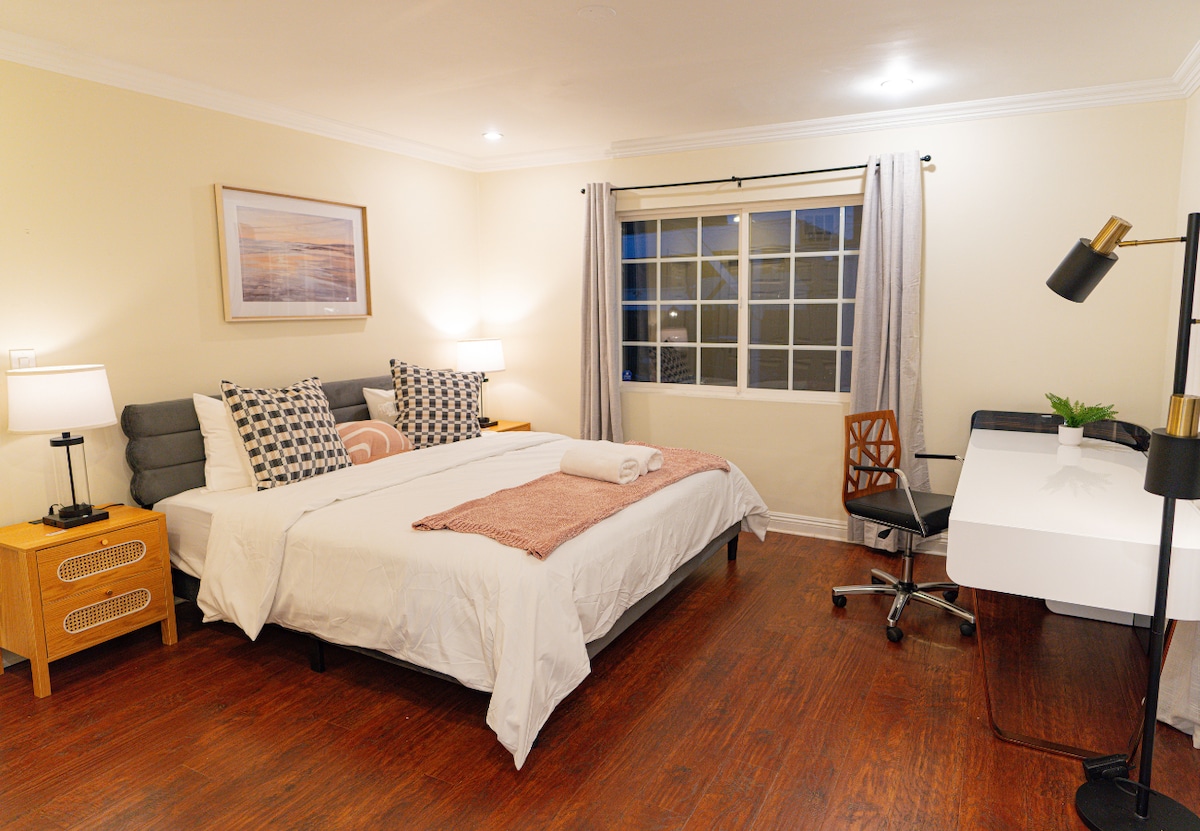 საწოლი 190×203 სმ და სამუშაო სივრცე
