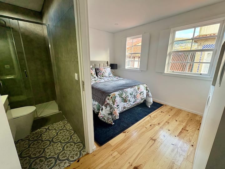 Dvojlôžková spálňa na najvyššom poschodí s vlastnou kúpeľňou a televízorom