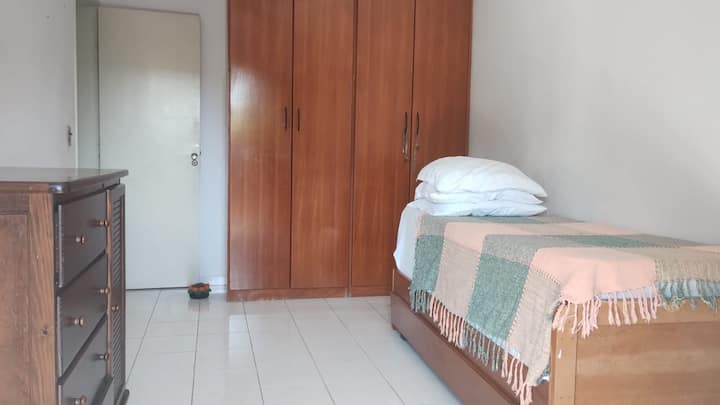 ห้องนอนพร้อม BICAMA (แถมฟูกเสริม 2 หลัง) พร้อมพัดลมและระเบียง