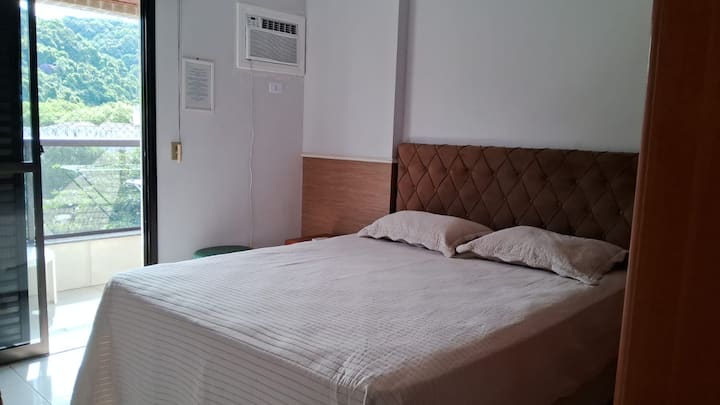 ห้องสวีทพร้อมเตียงคู่เครื่องปรับอากาศและระเบียง