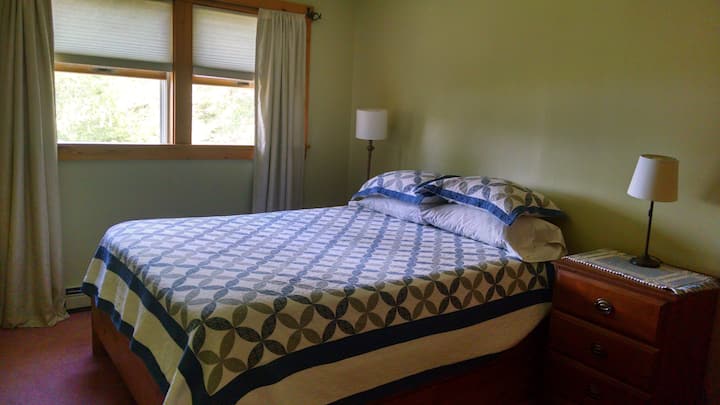 سرير بحجم كوين مع إطلالة على البحيرة.