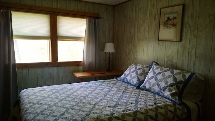 Krevat dopio "queen" me pamje nga liqeni.