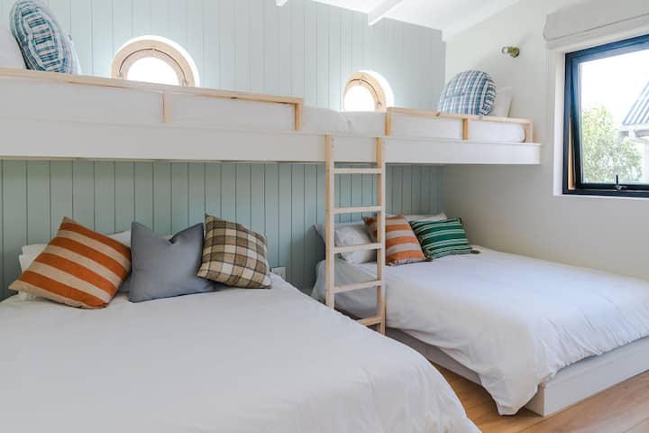 ห้องนอนที่ 2 เหมาะสำหรับผู้เข้าพักเพิ่มเติม 2 คน เราอนุญาตให้มีคำขอพิเศษสำหรับเด็กเพิ่มเติม