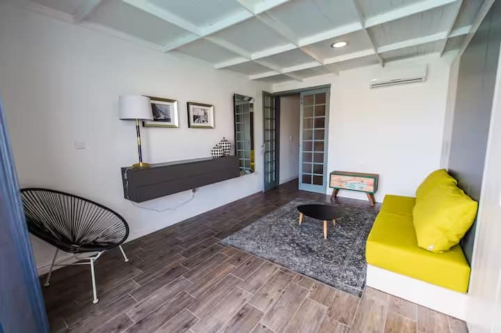 Hlavná spálňa je vybavená posteľou Murphy, ktorá jej umožňuje premeniť sa na ďalšiu obývaciu izbu s úžasným výhľadom.