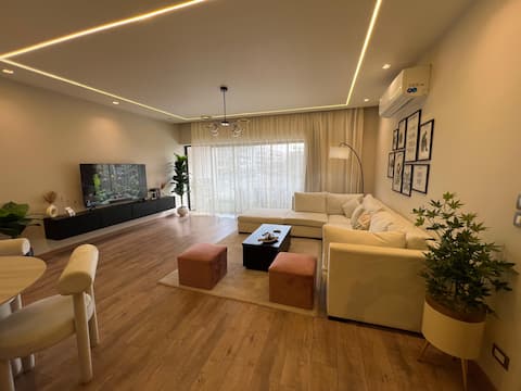 Private Luxury 2-bed Serviced Apt in Lakeview Rsd