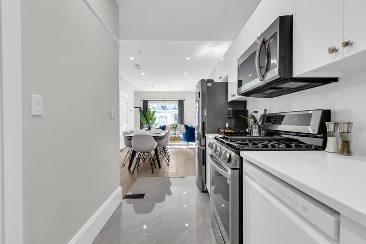 Yaletown Luxury Stay+1 parking+ 10 min to BC place gallery image 5