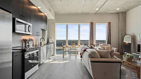 Popular Airbnb listing: Cozy Channelside 1BR • Free Parking • Pool/Gym in Channel District