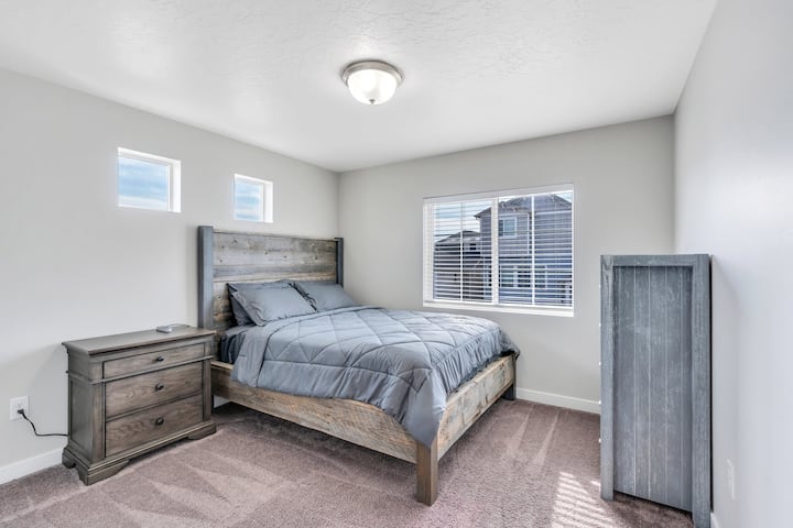 Двойно легло с скрин и нощно шкафче