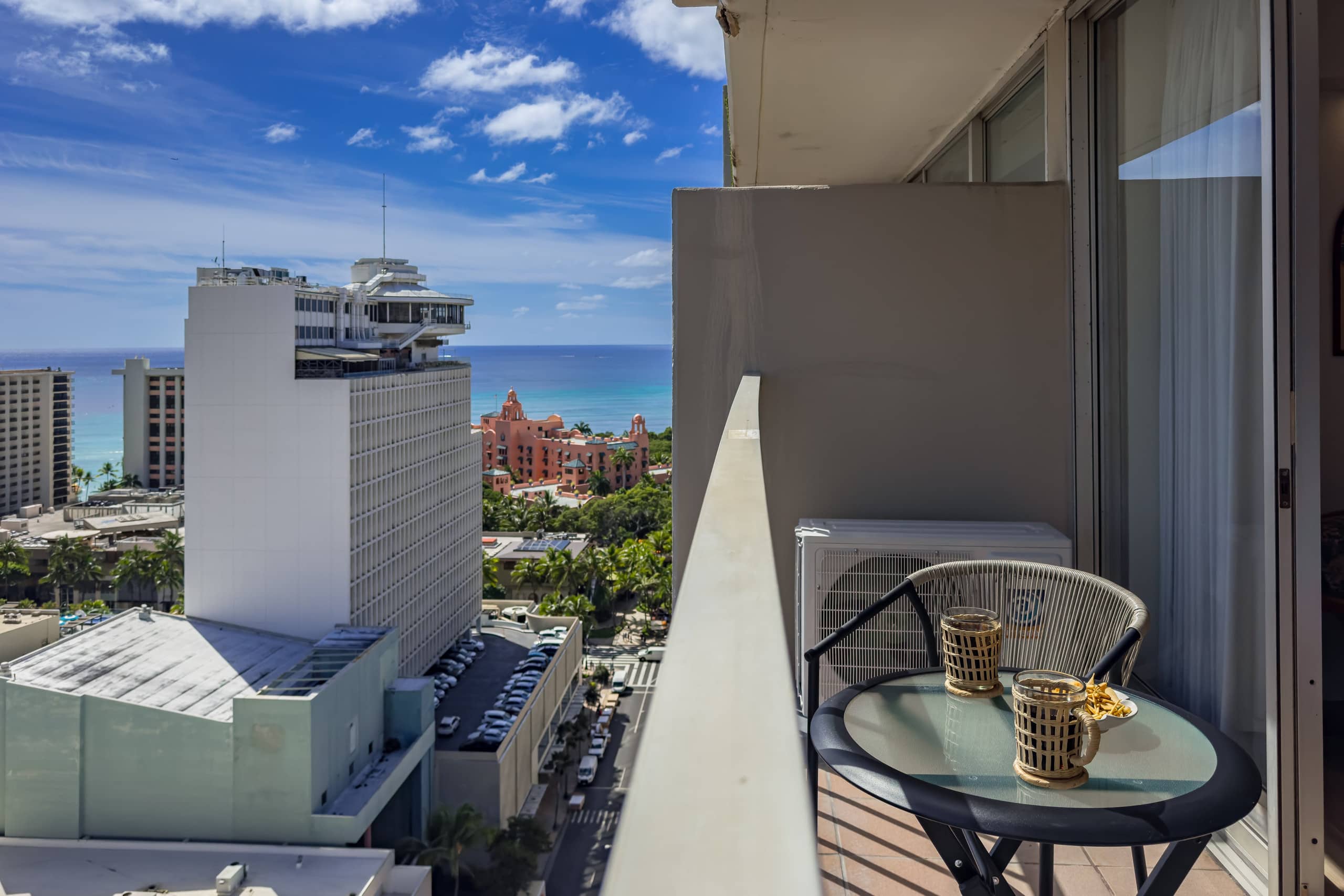 Condo in Honolulu · ★4.86 · Studio · 2 beds · 1 bath - Image 18