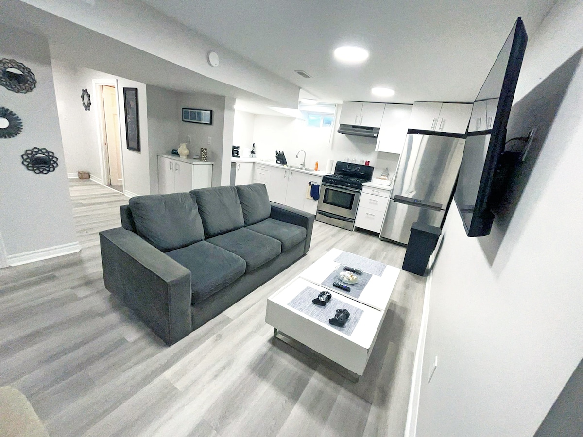 Otvorený obytný priestor navrhnutý pre pohodlie a štýl.