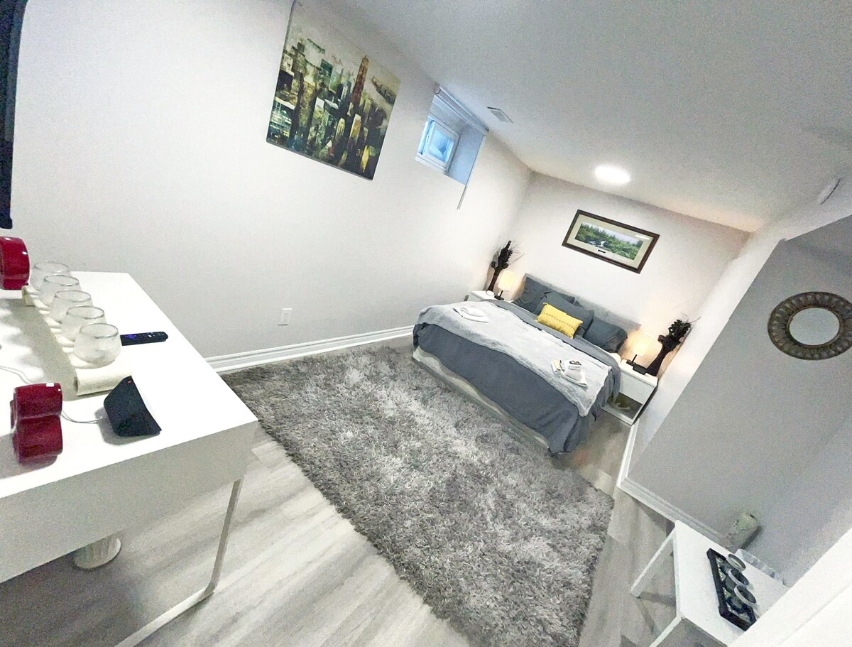 Priestranná spálňa s útulným kobercom a dostatkom prirodzeného svetla.