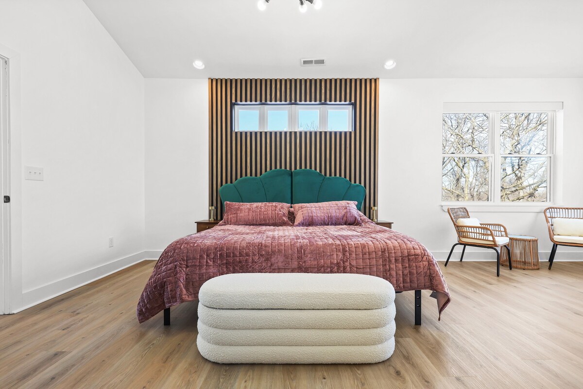 להירגע בנוחות מפוארת: בחדר השינה השלו שלנו יש מיטה רכה ומפוארת, מושלמת לשינה נינוחה.