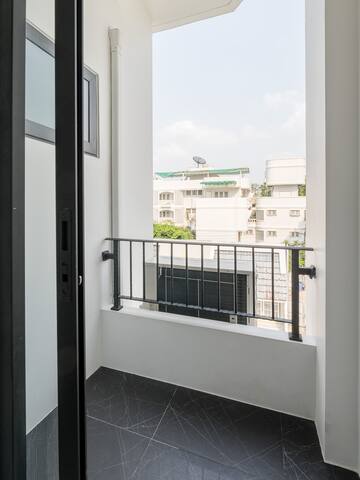 Spacious Private Villa Near Thonglor. gallery image 3