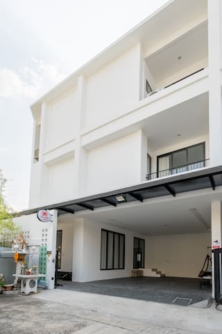 Spacious Private Villa Near Thonglor.