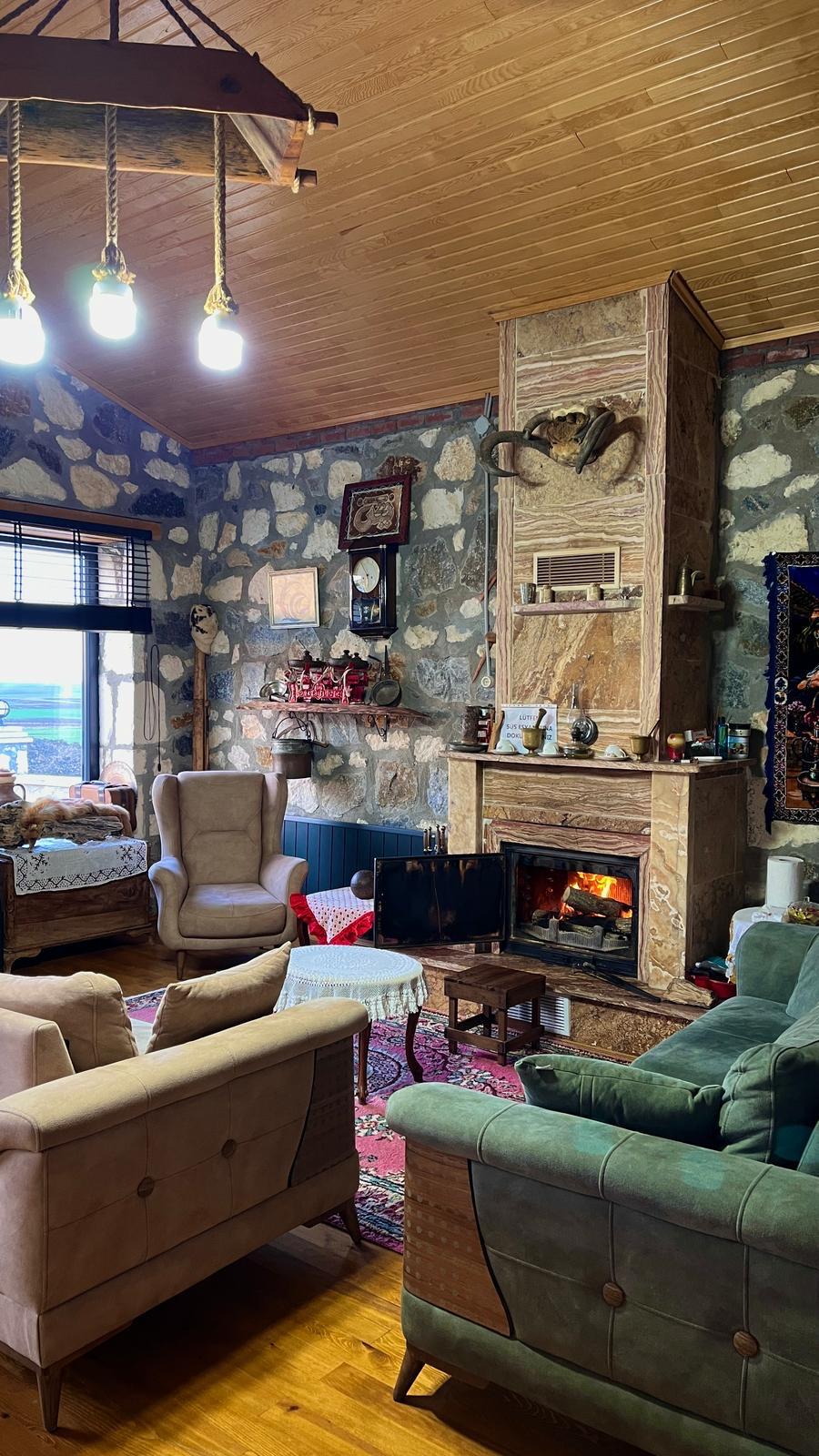 Evrensekiz Isıtmalı Havuzlu Taş Ev