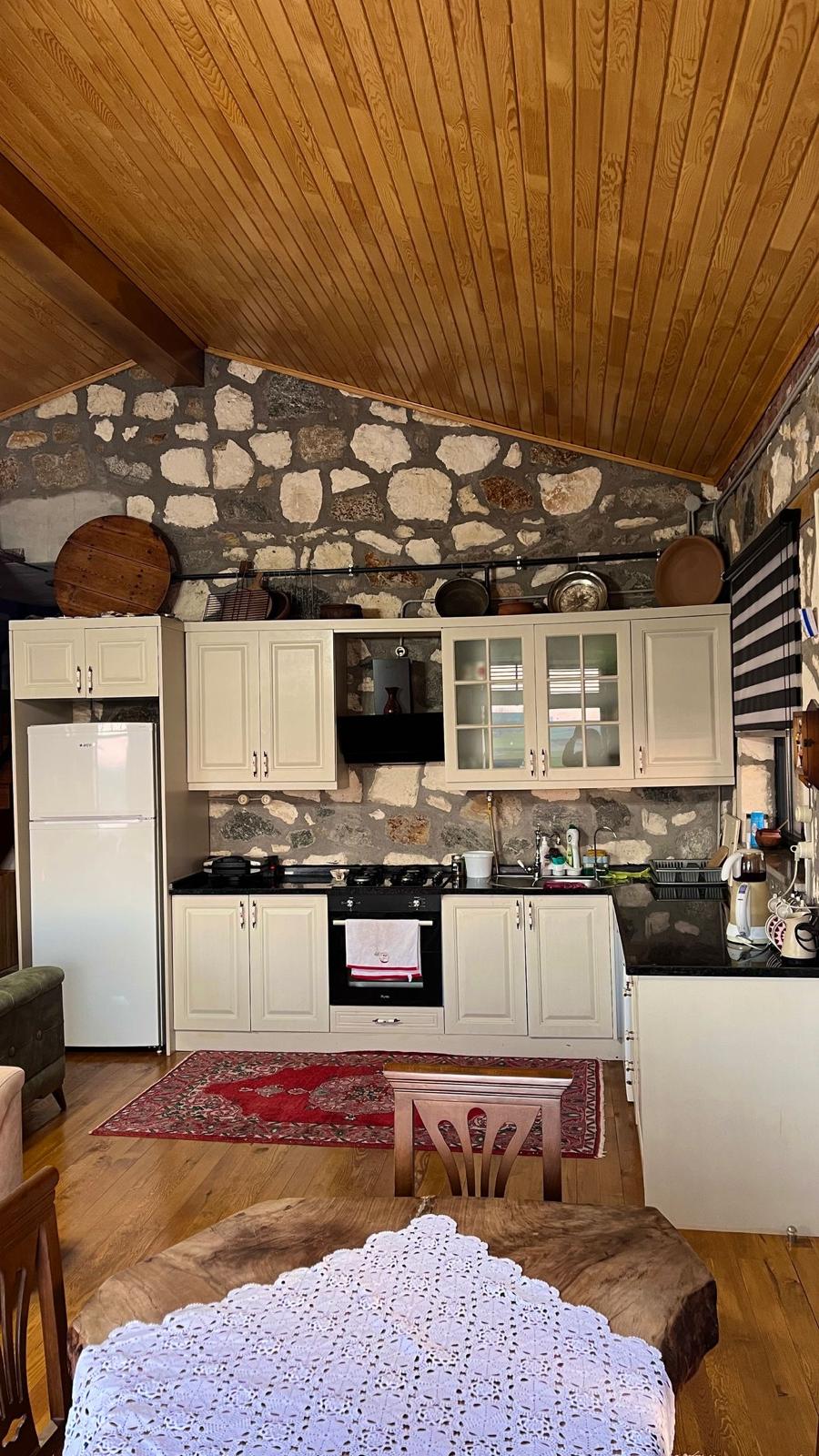 Evrensekiz Isıtmalı Havuzlu Taş Ev