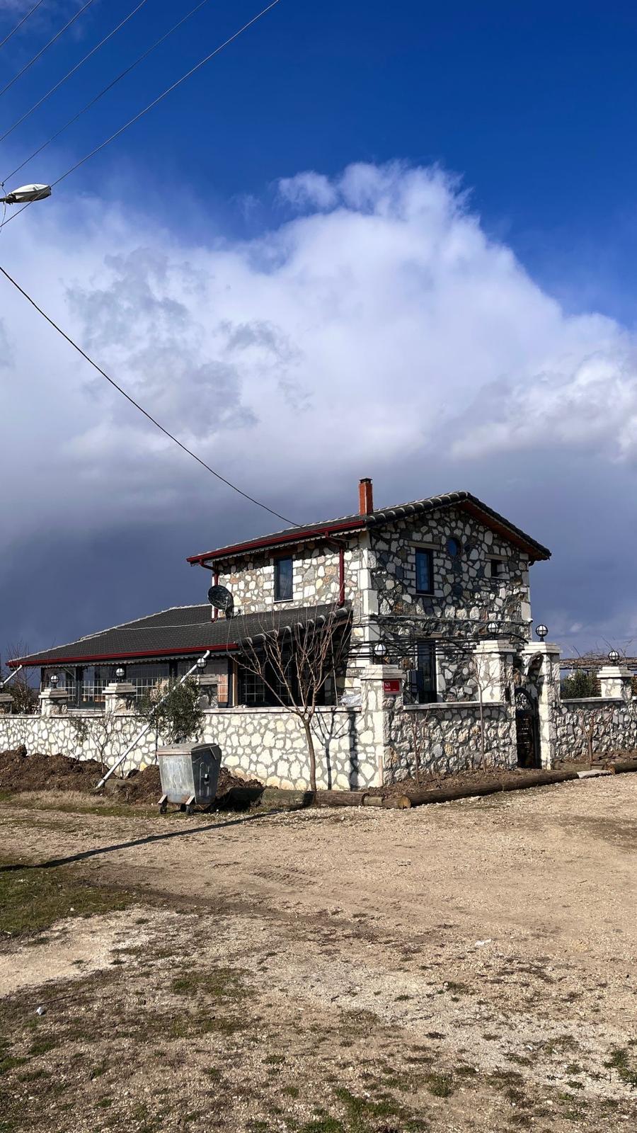 Evrensekiz Isıtmalı Havuzlu Taş Ev