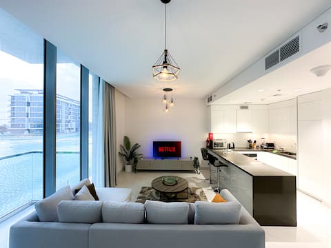 Successful Airbnb property: Luxury 1BR with Aquatic View | District One in Al Merkadh