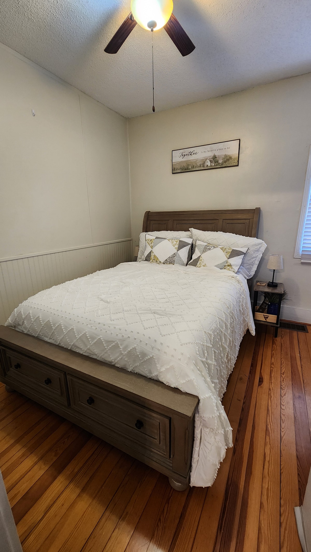 Vyumba vyetu vya kulala ni vidogo lakini vyenye starehe na starehe! Baada ya siku ya kutazama mandhari, ingia kwenye kitanda chetu cha ukubwa wa malkia kwa usiku wa utulivu. Taa za meza kando ya kitanda zina USB, C na maduka ili vifaa vyako viweze kuchaji tena. Chumba cha kuweka nguo kilicho na viango na vikapu.