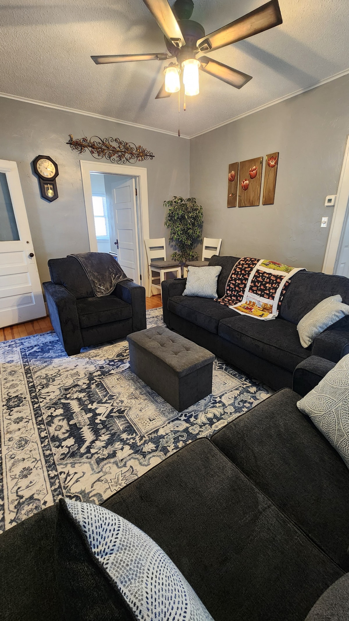 Sebule yetu imepambwa kwa vidokezi vya bluu ya Delft ili kuonyesha urithi wa Uholanzi wa Pella. Tuna kiti chenye starehe na ottoman, kiti cha kupendeza na kochi lina kitanda cha malkia kinachovutwa nje.