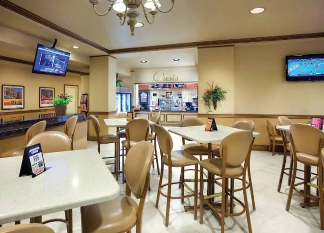 Relaxing 2BR 2Bath Retreat – Pools, Strip Shuttle gallery image 5