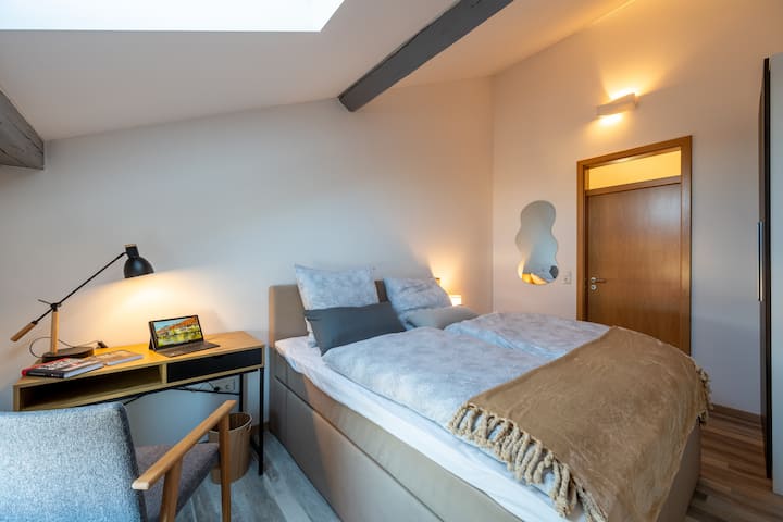 In diesesm schönen ruhigen Schlafzimmer zum Hof hin kann sowohl von dem aufregenden Tag erholt als auch ein neuer Tag geplant werden